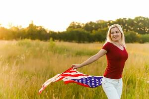 bellissimo giovane donna con Stati Uniti d'America bandiera foto