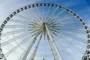 un' Ferris ruota è visto contro un' blu cielo foto