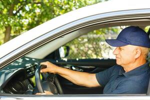 sorridente contento anziano anziano uomo nel il nuovo auto foto