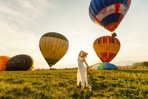 un' turista donna godendo meraviglioso Visualizza di il palloncini. contento viaggio concetto foto