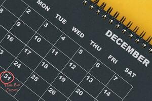 rosso cerchio marchio su il calendario a 31 per promemoria di anno fine chiusura. foto