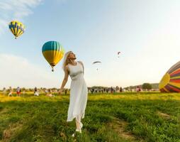 sorprendente Visualizza con donna e aria Palloncino. artistico immagine. bellezza mondo. il sensazione di completare la libertà foto