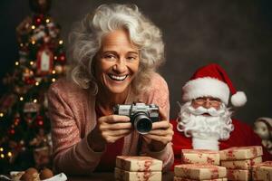 ai generato donna Santa conserve il essenza di festivo celebrazioni maneggiando un' Vintage ▾ telecamera nel un' vivace cittadina, Natale sfondo foto
