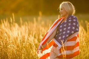 bellissimo giovane donna con Stati Uniti d'America bandiera foto