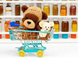 ai generato Fai da te giocattolo. a maglia Marrone orso cucciolo. shopping per medicinali, assistenza sanitaria costi e prescrizione medicazione con un' shopping carrello pieno con pillole ai generato foto