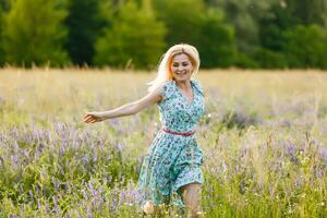 godimento. gratuito contento donna godendo natura. bellezza ragazza all'aperto. la libertà concetto foto