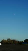 il Luna notte Visualizza con il pieno Luna e nuvole nel il cielo foto