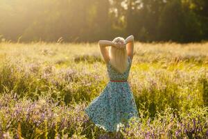 godimento. gratuito contento donna godendo natura. bellezza ragazza all'aperto. la libertà concetto foto