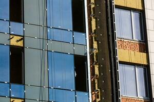 edificio facciata ristrutturazione, Casa ricostruzione, riparazione. foto