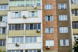 edificio facciata ristrutturazione, Casa ricostruzione, riparazione. foto