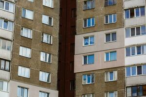 edificio facciata ristrutturazione, Casa ricostruzione, riparazione. foto