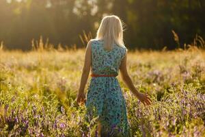 godimento. gratuito contento donna godendo natura. bellezza ragazza all'aperto. la libertà concetto foto