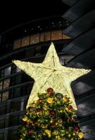 illuminato Natale albero a battersea energia stazione durante Natale tempo nel Londra, UK foto