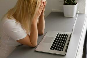 attività commerciale donna nel cattivo umore mancato e ha problema mentre Lavorando con il il computer portatile a bar. avendo mal di testa. foto