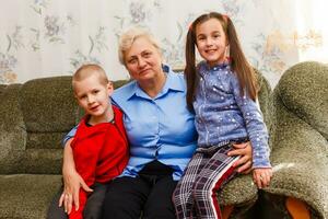 cresciuto su adulto sorridente nipoti abbraccia anziano nonna lieto per vedere mancante suo, visitare di amorevole parenti godere comunicazione, coccolare come simbolo di connessione, amore e supporto concetto foto