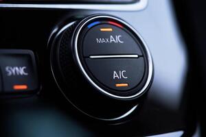 impianto di aria condizionata per auto. aria condizionata attivata modalità di raffreddamento massimo foto