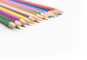 messa a fuoco selettiva sulle punte delle matite colorate su sfondo bianco.