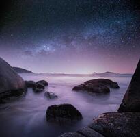 cielo stellato paesaggio marino roccioso foto