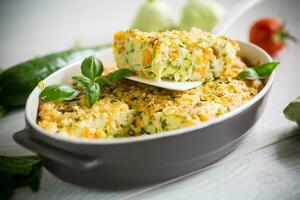 verdura casseruola di pasticcini, zucchine, carote nel un' ceramica modulo . foto