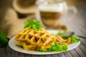 uovo frittata ripieno con verdura e salsiccia fritte nel il modulo di cialde foto