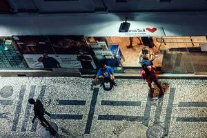 senza casa giovane uomo accattonaggio nel davanti di un' supermercato nel leme, copacabana, brasile foto