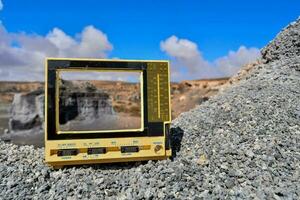 un' giallo rotto televisione su superiore di un' roccia foto