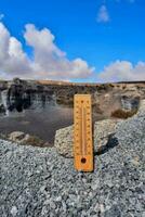 un' termometro su il lava campo foto