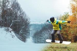 snowboarder in attesa della stagione sciistica foto