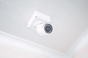 telecamera cctv sul soffitto bianco foto