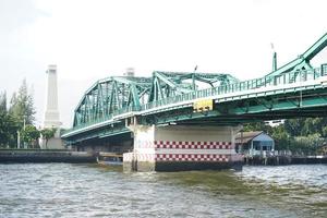 re rama i memorial bridge attraversare il fiume chaophraya foto