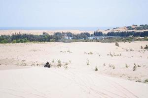 dune di sabbia bianca a muine, vietnam foto