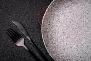 vuoto il giro ceramica piatto come un articolo di cucina utensili foto