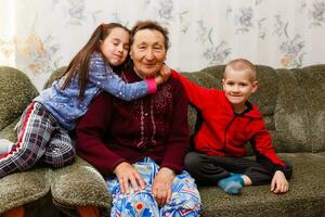 cresciuto su adulto sorridente nipoti abbraccia anziano nonna lieto per vedere mancante suo, visitare di amorevole parenti godere comunicazione, coccolare come simbolo di connessione, amore e supporto concetto foto