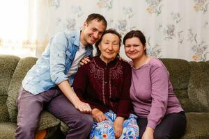 cresciuto su adulto sorridente nipoti abbraccia anziano nonna lieto per vedere mancante suo, visitare di amorevole parenti godere comunicazione, coccolare come simbolo di connessione, amore e supporto concetto foto