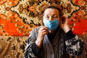 anziano 80 anni vecchio donna indossare maschera per covid19. copia spazio. foto