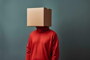 ai generato uomo nel rosso felpa con cappuccio con un' cartone scatola su il suo testa su grigio sfondo foto