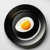 ai generato fritte uovo su nero piatto. generativo ai foto
