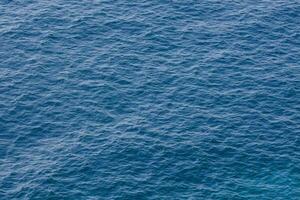 il oceano è blu e ha increspature foto