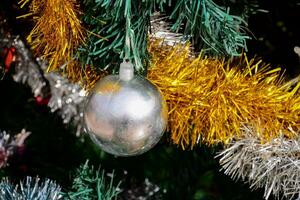 un' argento ornamento su un' Natale albero foto