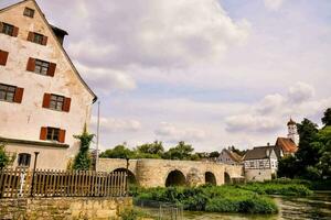 un' fiume corre attraverso il cittadina di Berna foto