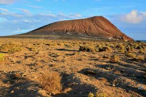 un' vulcano nel un' deserto paesaggio foto