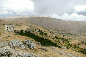 il rovine di un vecchio castello nel il montagne foto