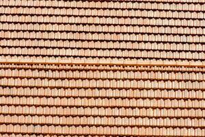 un' vicino su di un' rosso tetto con molti diverso piastrelle foto