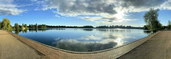 un' Visualizza di ellesmere lago nel il presto mattina foto