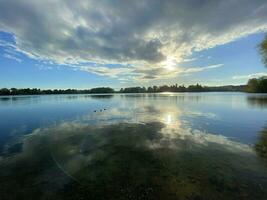 un' Visualizza di ellesmere lago nel il presto mattina con riflessione foto