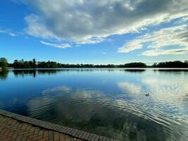 un' Visualizza di ellesmere lago nel il presto mattina foto