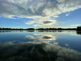 un' Visualizza di ellesmere lago nel il presto mattina foto