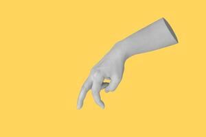 donna mano a piedi gesto isolato su giallo sfondo foto