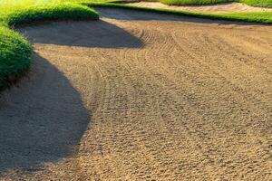 golf corso sabbia fossa bunker, verde erba circostante il bellissimo sabbia fori è uno di il maggior parte stimolante ostacoli per giocatori di golf e Aggiunge per il bellezza di il golf corso. foto