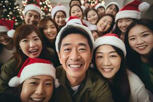 ai generato gruppo di contento amici nel Santa cappello Natale a festa. celebrazione e vacanze concetto foto